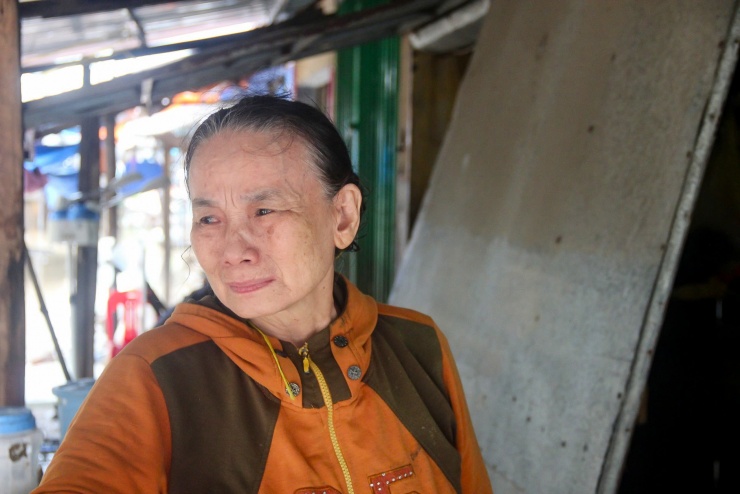 Bà Nguyễn Thị Kim Liên, 71 tuổi, bán tạp hóa ở chợ Hòa Vinh hơn 20 năm, cho biết nước lũ dâng cao hơn một mét, gây thiệt hại nặng nề chưa từng thấy. "Ba hôm trước, nghe tin mưa lũ, tôi kê tài sản lên cao, giằng cửa và mái tôn rồi về nhà ngủ. Khuya hôm đó, nước lũ cuồn cuộn tràn vào, không kịp trở tay kê bàn ghế, tủ lạnh", bà kể.