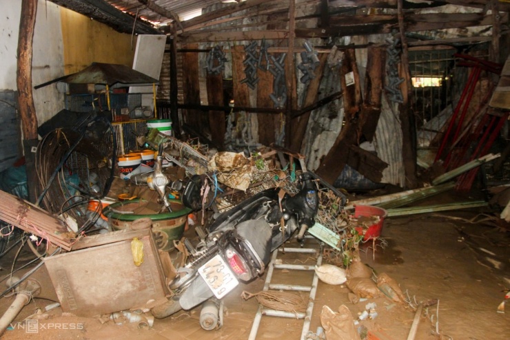 Một tiệm sửa xe ở xã Đông Hòa ngổn ngang bùn đất sau lũ.