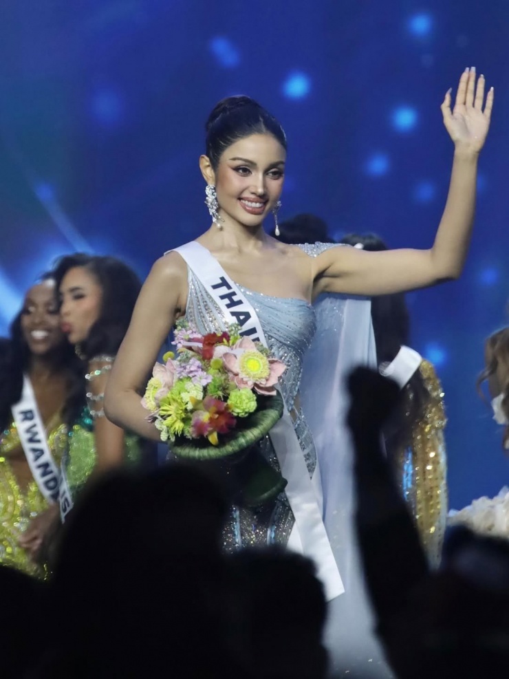 Trong chung kết Hoa hậu Hoàn vũ 2025 diễn ra sáng 21/11, đại diện Thái Lan - Veena Praveenar Singh đã giành vị trí Á hậu 1. Việc người đẹp Thái Lan dừng chân ở vị trí thứ hai khiến nhiều người tiếc nuối. Người đẹp chủ nhà được đánh giá cao ngay từ đầu mùa giải. Nhiều chuyên trang sắc đẹp, khán giả đã dự đoán cô đăng quang.