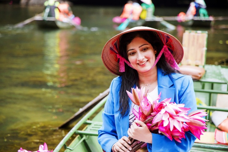 Đoàn phim Ấn Độ ấn tượng với sắc hồng trên dòng Ngô Đồng ở Ninh Bình - 9