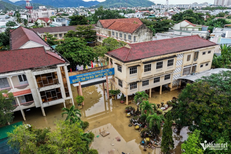 Nhói lòng cảnh ngập bùn đất ở ngôi trường &#39;rốn lũ&#39; Tây Nha Trang sau 5 ngày lụt lịch sử - 1