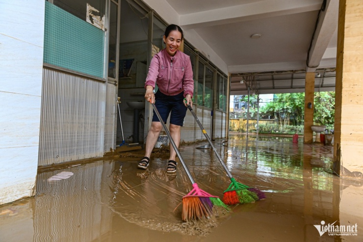 Nhói lòng cảnh ngập bùn đất ở ngôi trường &#39;rốn lũ&#39; Tây Nha Trang sau 5 ngày lụt lịch sử - 9