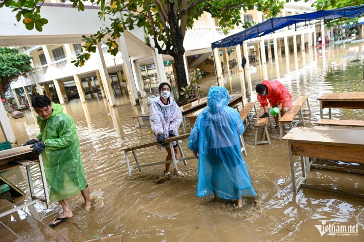 Nhói lòng cảnh ngập bùn đất ở ngôi trường &#39;rốn lũ&#39; Tây Nha Trang sau 5 ngày lụt lịch sử - 7