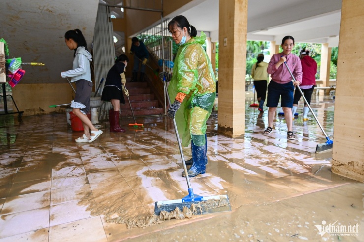 Nhói lòng cảnh ngập bùn đất ở ngôi trường &#39;rốn lũ&#39; Tây Nha Trang sau 5 ngày lụt lịch sử - 6
