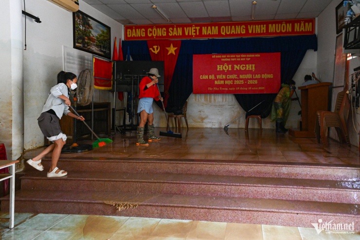 Nhói lòng cảnh ngập bùn đất ở ngôi trường &#39;rốn lũ&#39; Tây Nha Trang sau 5 ngày lụt lịch sử - 12