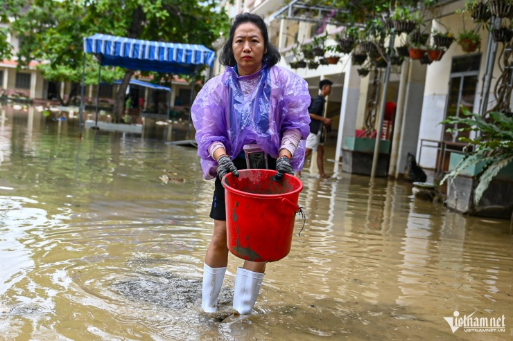 Nhói lòng cảnh ngập bùn đất ở ngôi trường &#39;rốn lũ&#39; Tây Nha Trang sau 5 ngày lụt lịch sử - 11