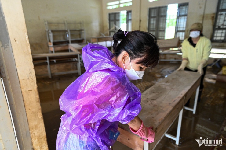 Nhói lòng cảnh ngập bùn đất ở ngôi trường &#39;rốn lũ&#39; Tây Nha Trang sau 5 ngày lụt lịch sử - 13