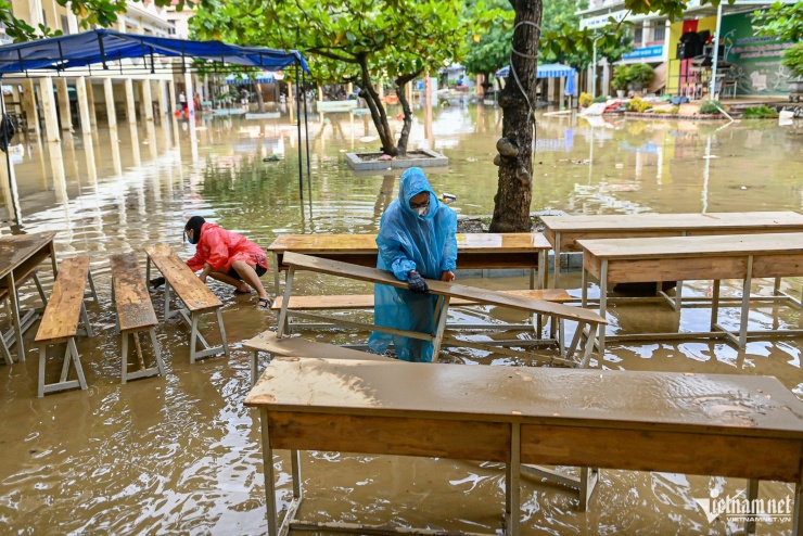 Nhói lòng cảnh ngập bùn đất ở ngôi trường &#39;rốn lũ&#39; Tây Nha Trang sau 5 ngày lụt lịch sử - 14