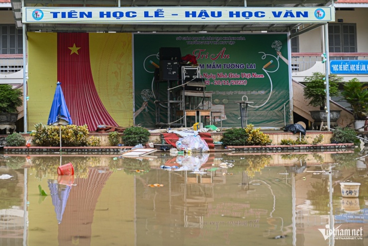Nhói lòng cảnh ngập bùn đất ở ngôi trường &#39;rốn lũ&#39; Tây Nha Trang sau 5 ngày lụt lịch sử - 15