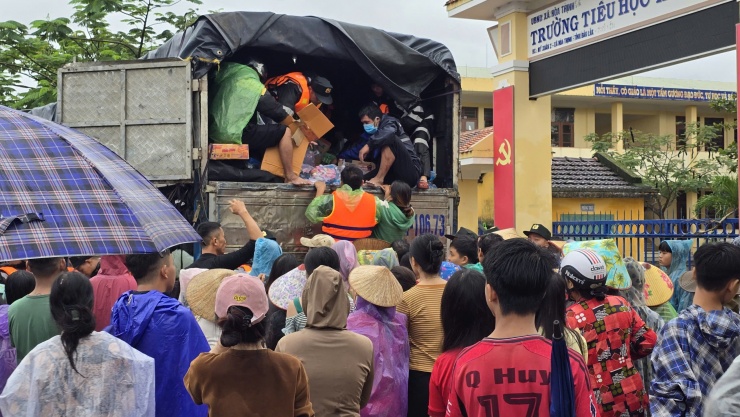 Các đoàn cứu trợ cũng đã đến được đây để giúp dân gượng dậy sau lũ