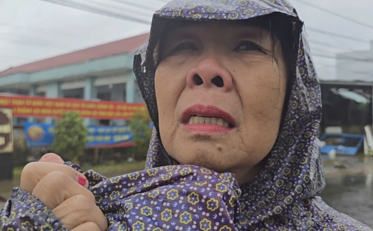 Bà Lê Thị Đảm ở xã Hòa Thịnh khóc nức nở khi kể về những người thân của mình vừa ra đi