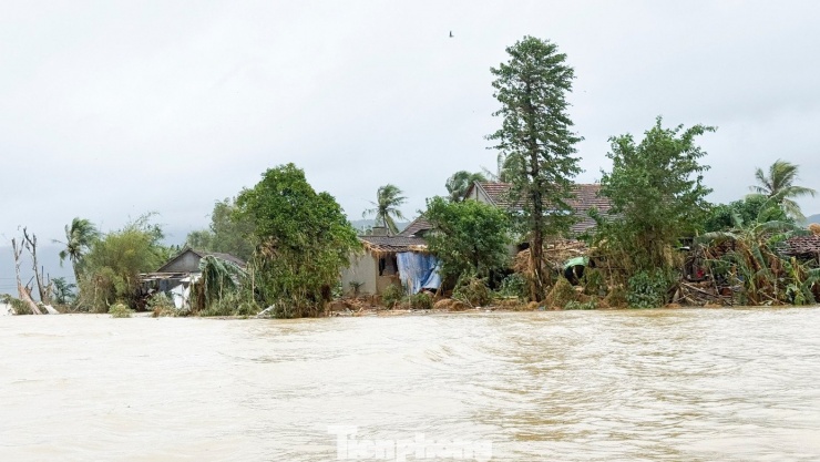 Trong sáng 22/11, nhiều khu vực ở xã Hòa Thịnh còn bị nước lũ bao vây.