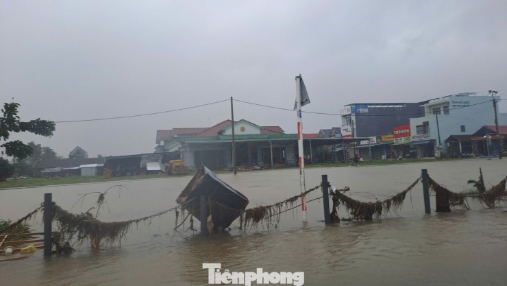 Những dấu vết để lại sau trận lũ dữ.