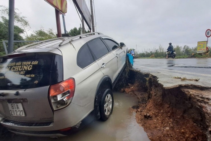Khung cảnh tan hoang  rốn lũ  Hòa Thịnh