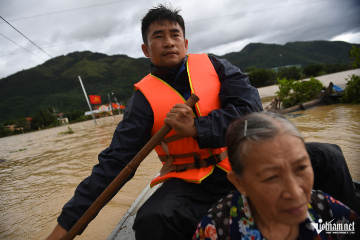 Anh Nhân nhiều lần gặp nguy hiểm trong lúc chèo thuyền đưa người dân đến nơi ở an toàn. Ảnh: Nguyễn Huế