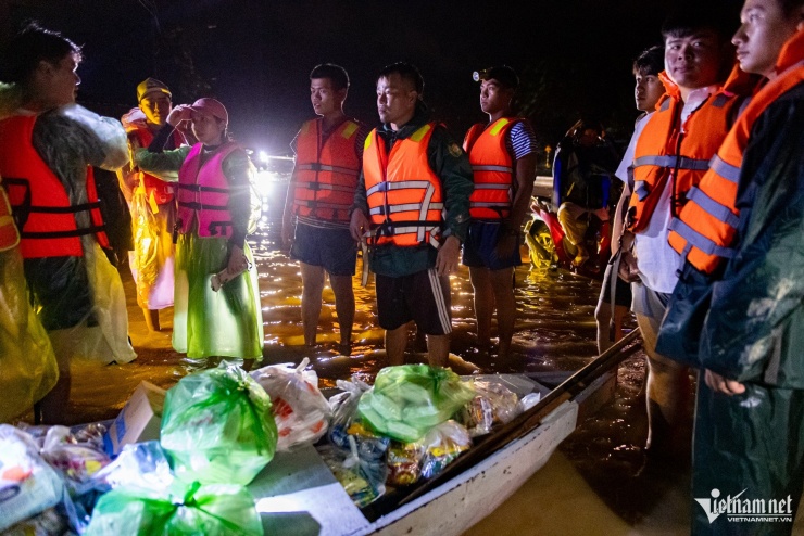 Tối 21/11, đoàn cứu trợ phối hợp với chiến sĩ bộ đội đưa thực phẩm, nước uống vào thôn. Ảnh: Nguyễn Huế