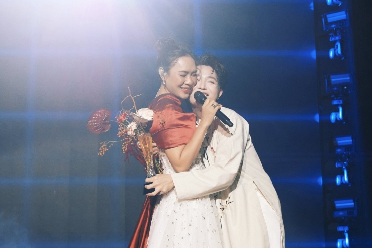 Riêng trong năm 2025, nhiều nghệ sĩ như Đức Phúc, Mỹ Tâm, Hồ Ngọc Hà, Hà Anh Tuấn, Hòa Minzy... đã ủng hộ hàng tỷ đồng cho người dân các vùng bão, lũ.