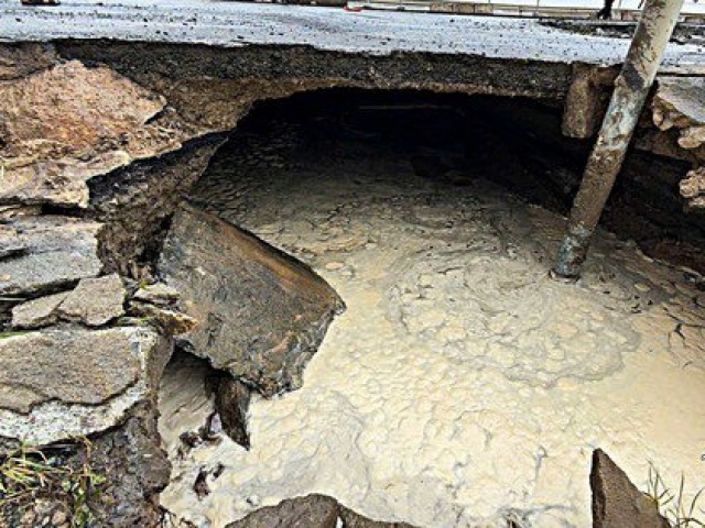 Xuất hiện nhiều hố xói lớn trên Quốc lộ 1, giao thông phải phân luồng khẩn cấp