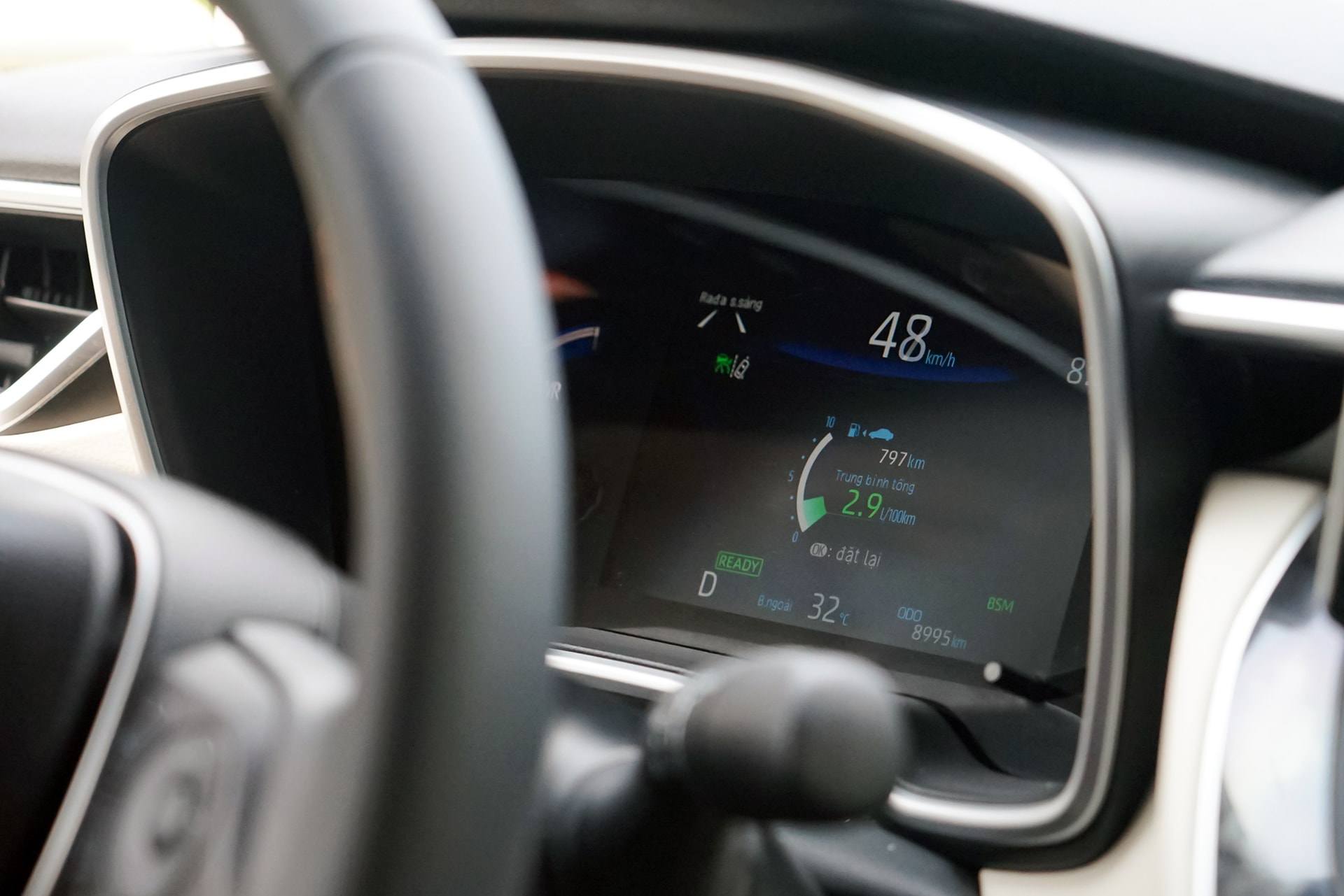 Màn hình trên xe Toyota bị không sáng sau khi bật khóa điện.