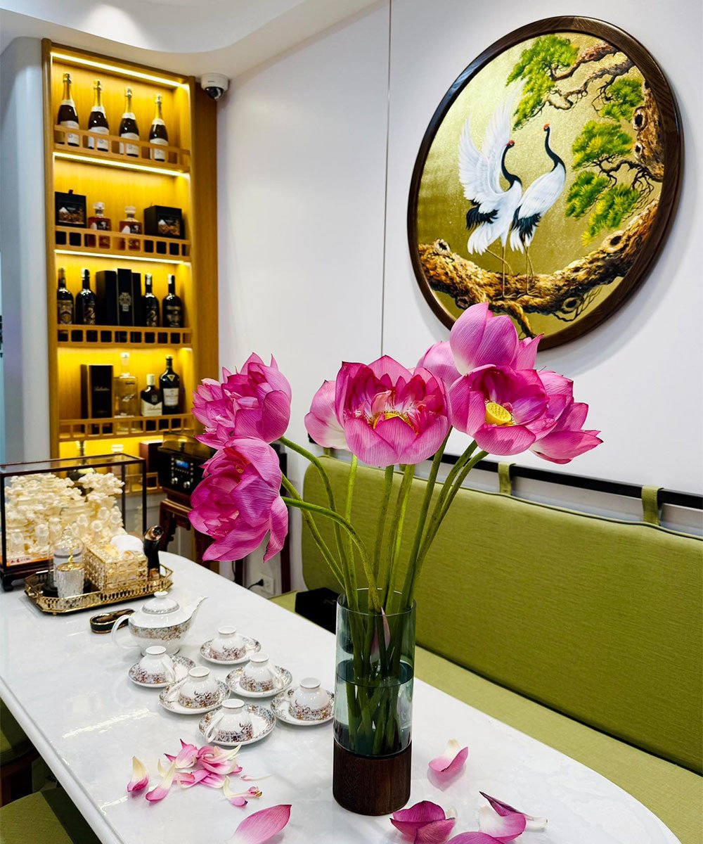 Phòng khách nhỏ xinh được trang trí bằng chiếc đèn Tiffany màu xanh và những lồng chim nhỏ.