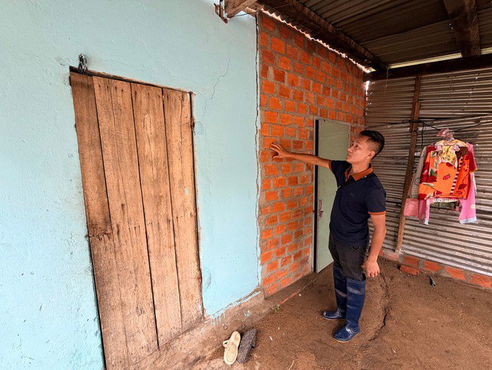 Vết nứt dài ở tường khiến người dân không dám vào nhà vì hoang mang. Ảnh: Văn Ngọc