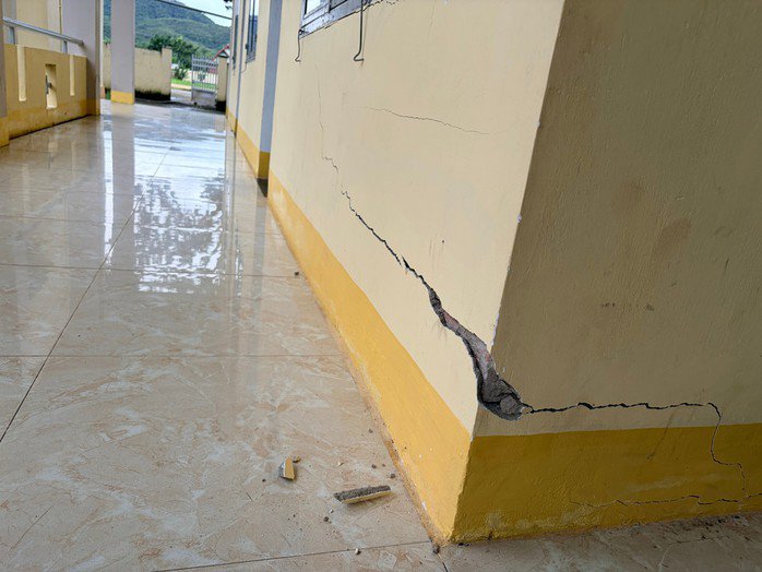 Khu nhà làm việc 1 tầng của trụ sở Đảng ủy xã Ia Rsai xuất hiện vết nứt lớn. Ảnh: Văn Ngọc