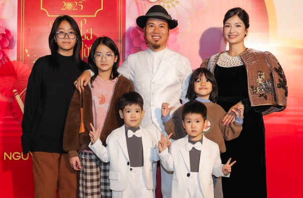 Nghệ sĩ Vượng Râu tốt nghiệp chuyên ngành kịch hát, đạo diễn của Đại học Điện ảnh Hà Nội. Cây hài được biết đến qua nhiều tác phẩm như Cười cái sự đời, Thầy ra phố, Bắc Nam cùng cười. Năm 2019, nghệ sĩ nhận bằng kỷ lục là người cùng lúc viết kịch bản, đóng và đạo diễn nhiều chương trình nhất Việt Nam.