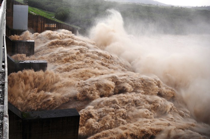 Trước đó, chiều 19-11, Thủy điện Sông Ba Hạ đã có đợt xả lũ lịch sử, kỷ lục Việt Nam 16.100m3/giây