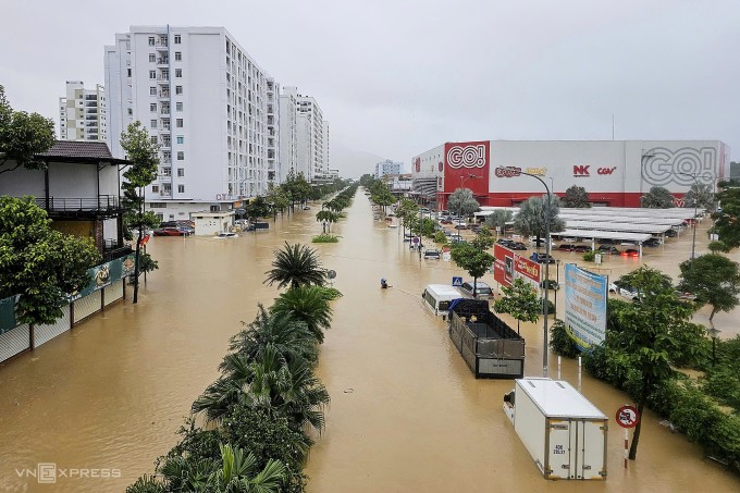 Siêu thị Go! tại phường Tây Nha Trang bị ngập sâu do lũ, ngày 20/11. Ảnh: Bùi Toàn
