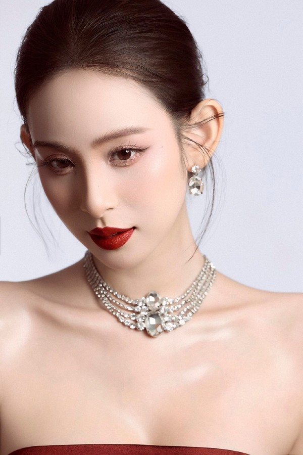 Được biết, cách đây hơn một tuần, Hương Liên và chồng - thiếu gia Minh Trung đã làm đám cưới tại Hà Nội sau lễ ăn hỏi vào tháng 6.