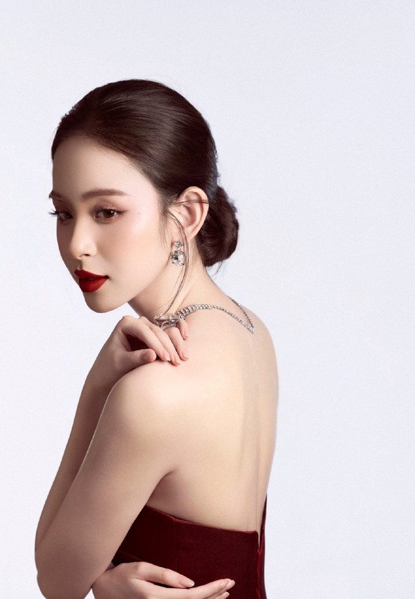 Có thể nói, Hương Liên là người đẹp hiếm hoi lấy chồng gia đình danh giá nhưng vẫn thoải mái chia sẻ thông tin và hình ảnh về đời sống cá nhân. Cô cũng không phải hạn chế hay thậm chí rút lui khỏi showbiz như một số người đẹp từng lựa chọn.