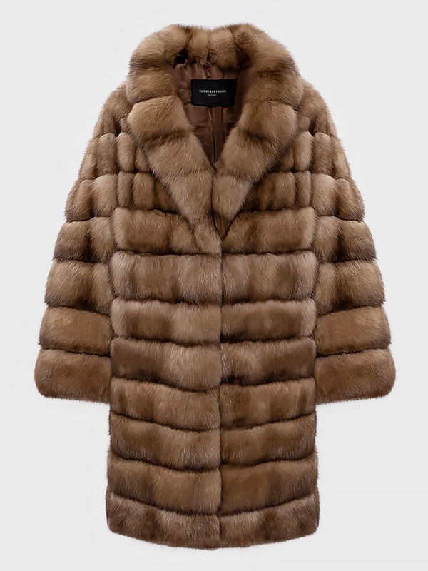 Georgina giữ ấm cơ thể bằng áo choàng lông Elpidio Loffredo giá 28.570 USD (754 triệu đồng).