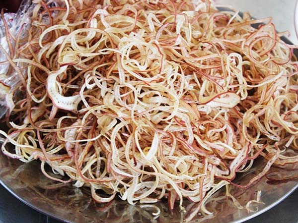 Trước khi ăn bạn nên ngâm bắp chuối với nước pha chanh hoặc giấm loãng khoảng 15 phút để loại bỏ nhựa và giúp rau trắng, bớt chát và giòn hơn.