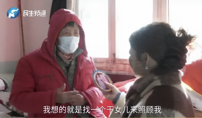 Bà Ma, ở Trịnh Châu lên sóng truyền hình Hà Nam tìm "con gái nuôi" để phụng dưỡng tuổi già, hôm 20/11. Ảnh: World Journal