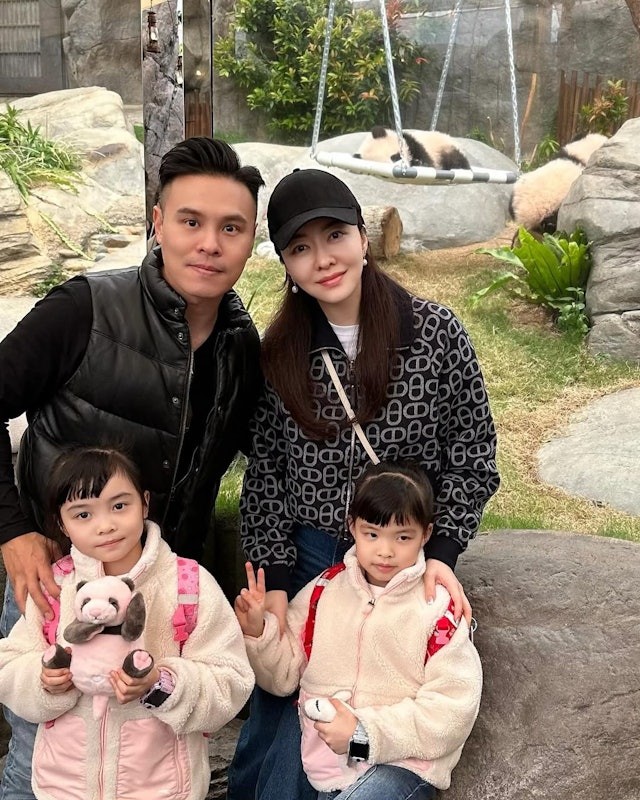 Vợ chồng Hùng Đại Lâm và hai con gái. Ảnh: Weibo