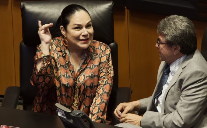 Dì Fátima, Mónica Fernández Balboa, từng là hoa hậu và hiện là chính trị gia ở Mexico.