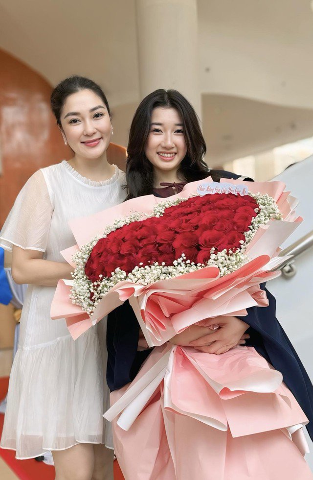 Khánh Linh - con gái Hoa hậu Nguyễn Thị Huyền năm nay đã tròn 18 tuổi. Mới đây, trên trang cá nhân của hoa hậu quê Hải Phòng đã đăng tải hình ảnh con gái với dòng chúc giản dị mà nhiều tình cảm.