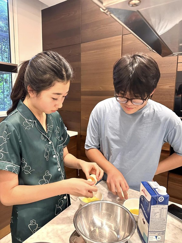 Được biết, Khánh Linh là kết quả của cuộc hôn nhân đầu giữa Hoa hậu Nguyễn Thị Huyền và chồng cũ là Tống Ngọc Trung, sinh năm 1978. Anh cũng là một người Hải Phòng du học tại Anh. Anh Tống Ngọc Trung lúc đó vừa hoàn tất khóa học thạc sĩ kinh tế. Trước khi sang Anh, anh Tống Ngọc Trung đã tốt nghiệp Đại học Xây dựng và làm việc ở Tổng Công ty Xây dựng Bạch Đằng, Hải Phòng.