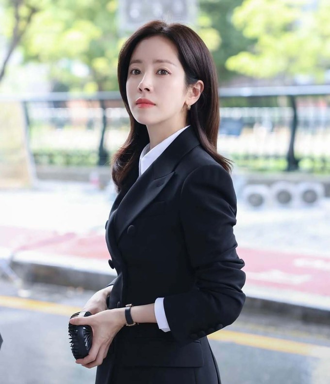 Nhờ sự kiên trì, chú trọng phục hồi và chăm sóc làn da từ gốc, Han Ji-min trở thành minh chứng cho triết lý 'đẹp khỏe' - nơi sự đều đặn, tối giản và lối sống lành mạnh quan trọng hơn mọi sản phẩm đắt tiền. Ảnh: BH Entertainment