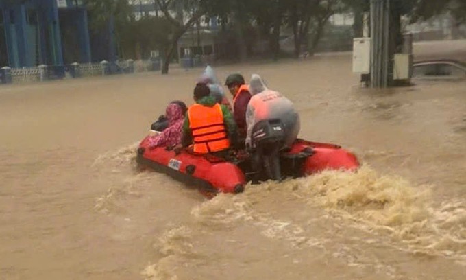 Canô nhóm Mân Côi tiến vào xã Hòa Thịnh chiều 21/11. Ảnh: Văn Mân