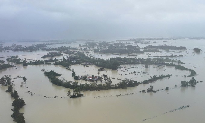 Nhiều khu vực ở xã Hoà Thịnh bị lũ bao vây, chiều 21/11. Ảnh: Thái An