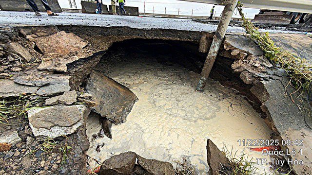 Hố xói lớn giữa mặt đường Quốc lộ 1, hiện Khu QLĐB III đang tăng cường đổ đá hộc và triển khai biện pháp gia cố để sớm thông xe 2 chiều.