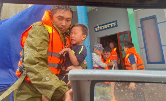 Lực lượng Cảnh sát PCCC và CNCH Công an tỉnh Đắk Lắk giải cứu người dân