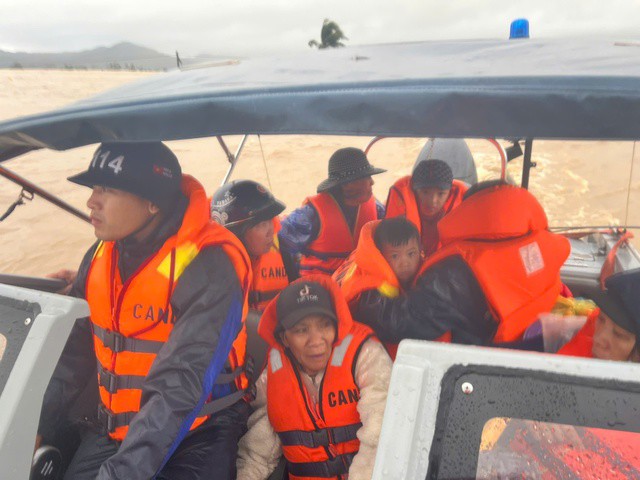 CLIP: Cận cảnh dỡ từng mái tôn, viên ngói cứu người dân trong lũ dữ - 2