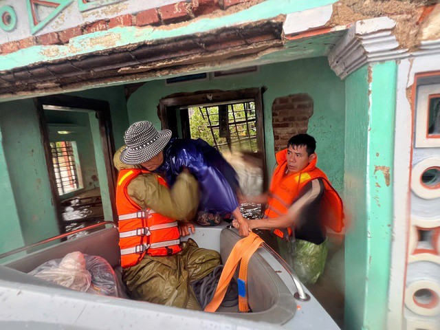 CLIP: Cận cảnh dỡ từng mái tôn, viên ngói cứu người dân trong lũ dữ - 3