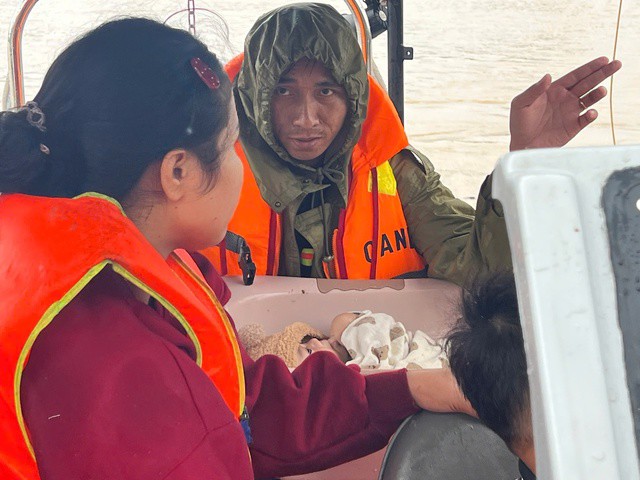 CLIP: Cận cảnh dỡ từng mái tôn, viên ngói cứu người dân trong lũ dữ - 4