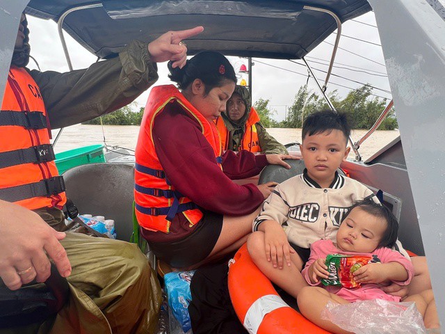 CLIP: Cận cảnh dỡ từng mái tôn, viên ngói cứu người dân trong lũ dữ - 6