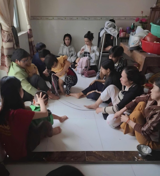 Người dân trong xóm chị Chẩn tránh lũ tầng hai một gia đình hàng xóm, ở thôn Phú Hữu, hôm 20/11. Ảnh: Hoàng Anh