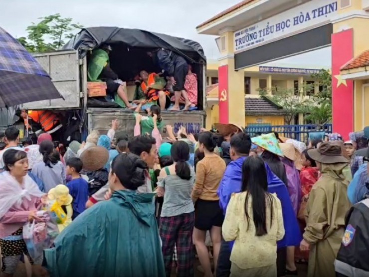 VIDEO: Tang thương vùng rốn lũ Hòa Thịnh