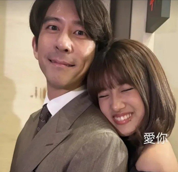 Tu Kiệt Khải (trái) xuất hiện trong đám cưới bạn sau khi đóng tiền bảo lãnh.